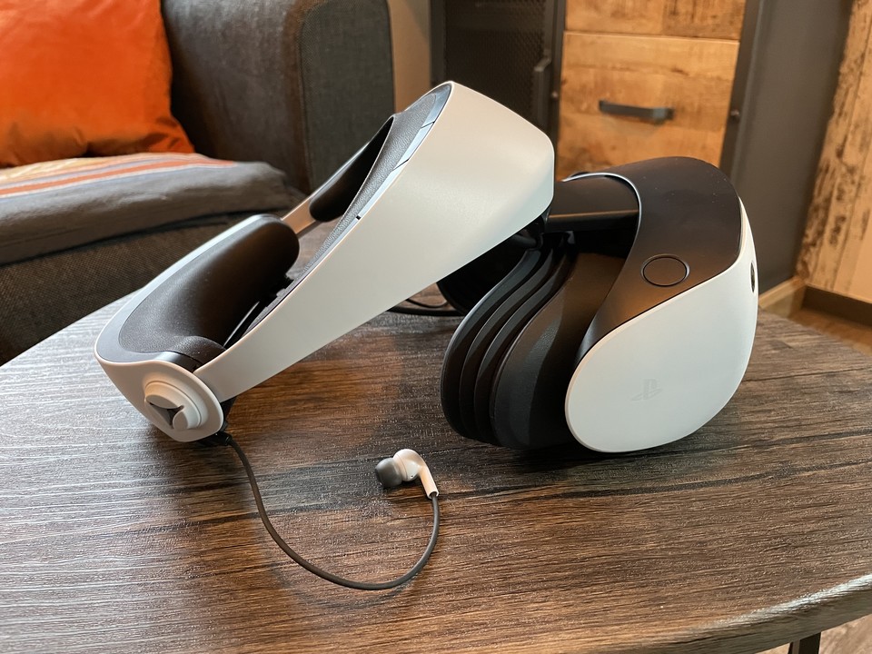 Dank Gummierung vor den Linsen sitzt die PlayStation VR 2 auch für Brillenträger*innen bequem auf dem Kopf.