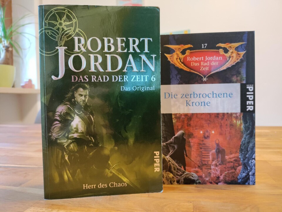 Das Rad der Zeit wurde mehrfach neu aufgelegt. Rechts seht ihr die drittletzte, links die vorletzte und wenn ihr auf den Link klickt, sehr ihr die neuste.