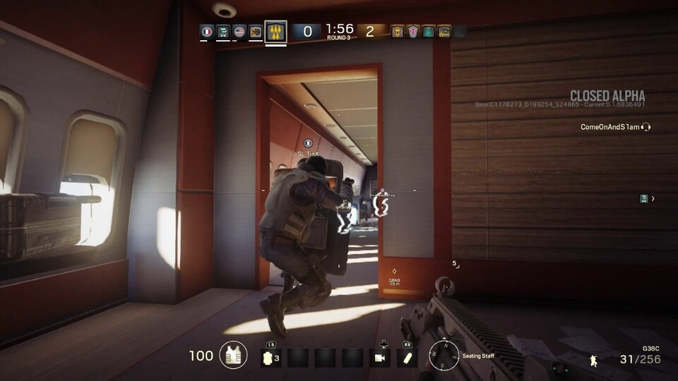 Teamplay steht in Rainbow Six Siege ganz oben: Während der Kollege mit dem Schild vorrückt, bleiben wir in Deckung. 