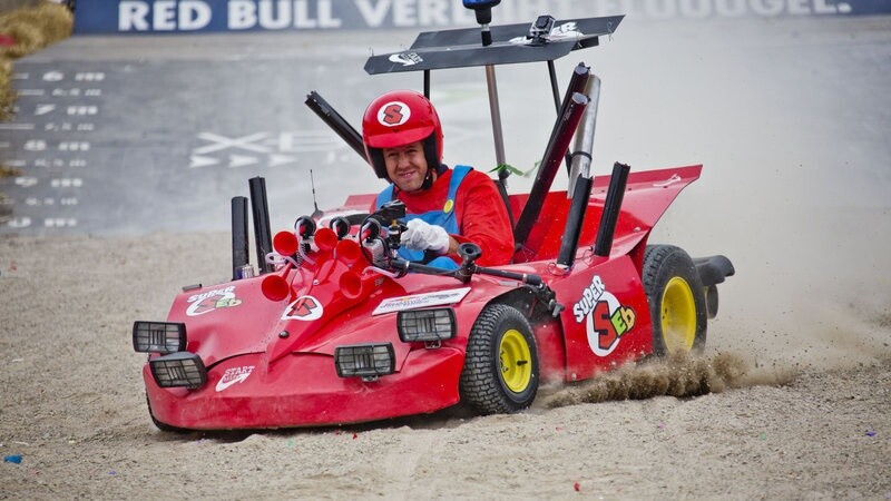 Im Zuge des Red Bull Seifenkistenrennens im Ruhrgebiet hat sich Sebastian Vettel als Videospielfan zu erkennen gegeben: Er ging als Super Mario an den Start.