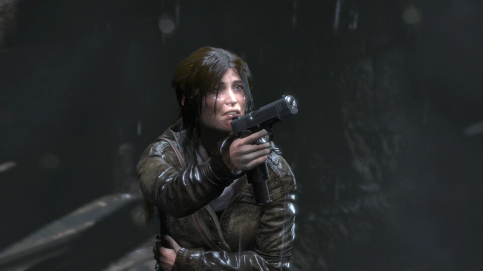 Laras Kleidung reagiert in Rise of the Tomb Raider dynamisch auf Umwelteinflüsse. In diesem Fall ist die Lederjacke beispielsweise nass und glänzt entsprechend.