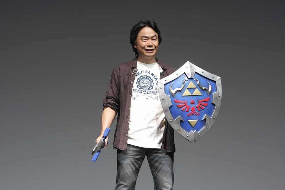 Miyamoto mit Zelda-Ausrüstung.