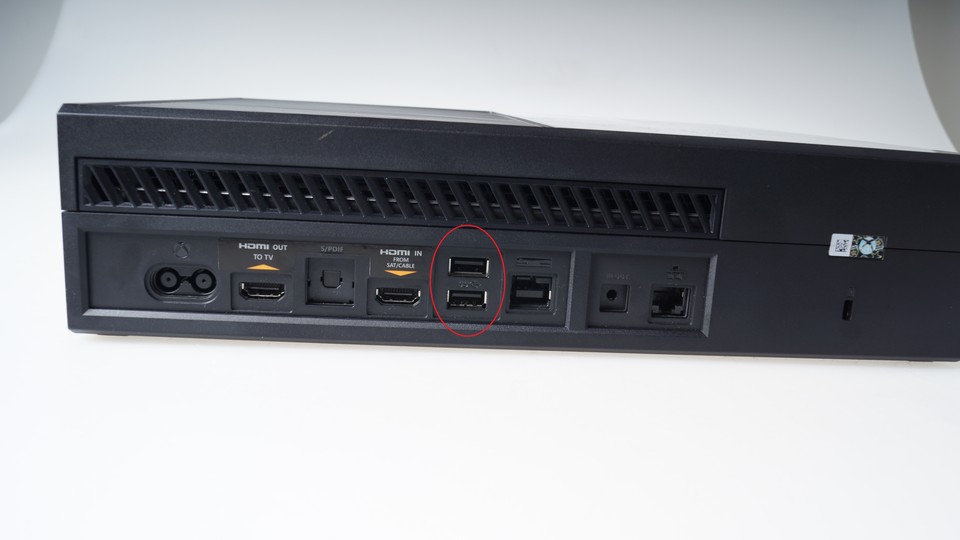 Schnelle Festplatten hängt man an der Xbox One am besten an den von uns markieren Highspeed-USB-Ports an.