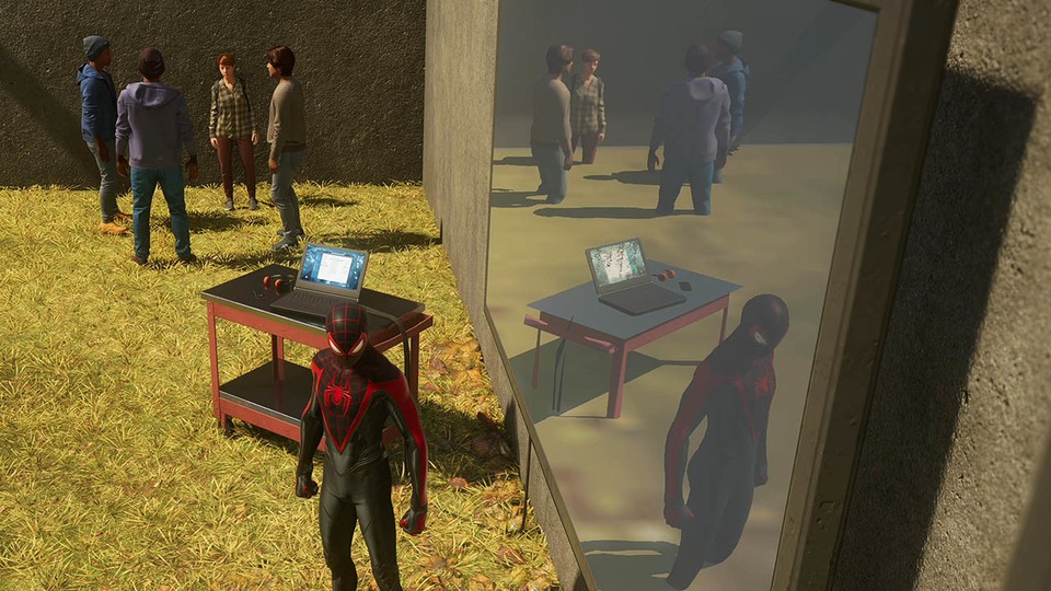 Rechts in der Ray-Tracing-Spiegelung von Spider-Man 2 seht ihr deutlich simplifizierte Umgebungen, da nur die notwendigste Levelgeometrie von der modernen Technik erfasst wird.