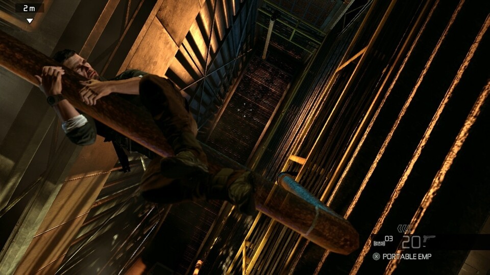 Splinter Cell: Conviction: Fisher ist ein echter Klettermaxe und erklimmt problemlos Häuserfassaden oder robbt sich an Rohren entlang.