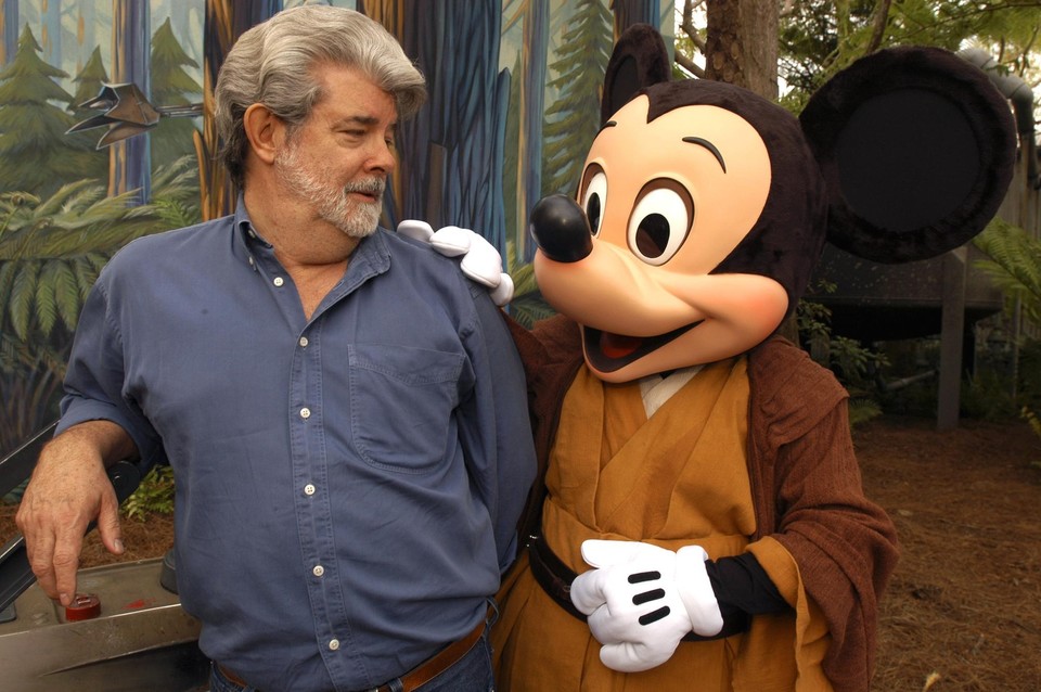 Damit war die Machtübergabe perfekt: George Lucas macht den Stuhl für Disney frei.