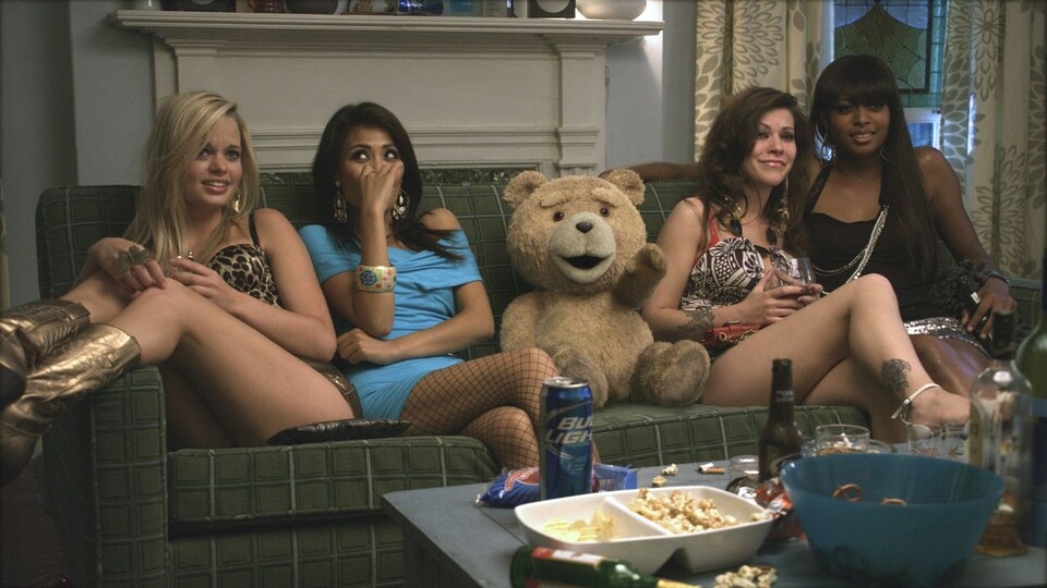 Ted umzingelt sich gerne mit scharfen Frauen. 