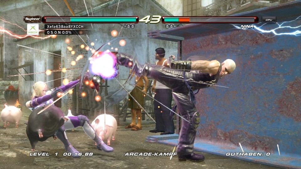 Tekken 6: Ninja-Meister Raven und Nina vermöbeln sich inmitten einer Horde klobig animierter Schweine.