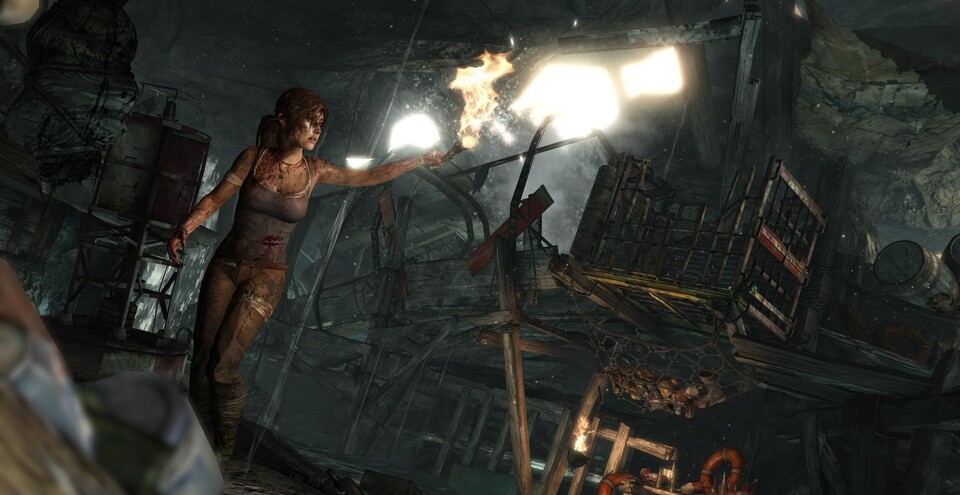 Nur mit einer Fackel bewaffnet sucht sich Lara einen Weg aus den Höhlen unter der Insel