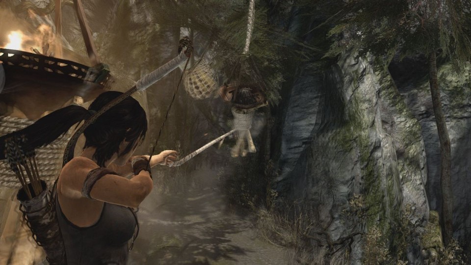 Per Pfeil, Bogen und Seil kann Lara Objekte heranziehen - und Rätsel lösen.
