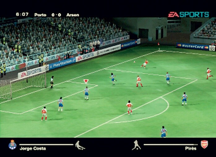 Ljungberg kommt über den Flügel, doch die Abwehr vom FC Porto steht sicher. Die Defensivarbeit ist auch bei UEFA Champions League sehr wichtig. Screen: Playstation 2