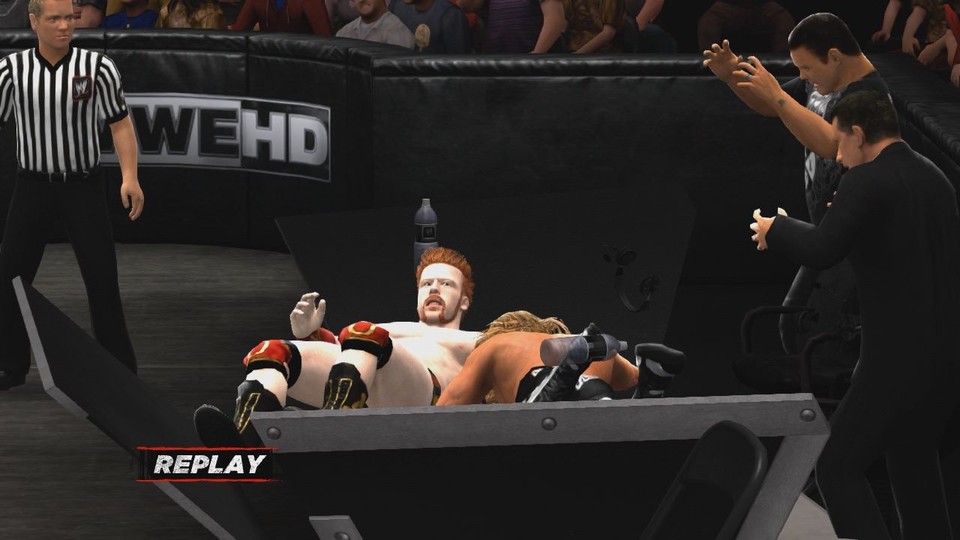 Zusammenbrechende Kommentatorenpulte sind bei WWE mittlerweile fester Bestandteil der Shows - den Zimmermann freut's!