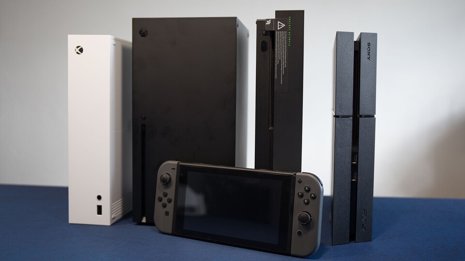 Von links nach rechts: Xbox Series S, Xbox Series X, Xbox One X, PS4, Switch (vorne)