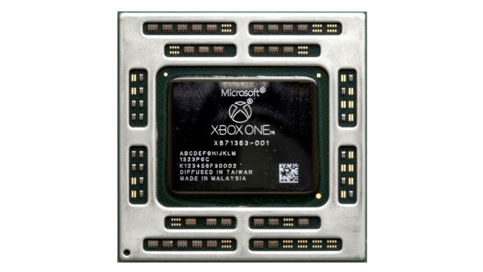 Der Xbox One APU-Chip besitzt noch einen 32 MByte ESRAM-Zwischenspeicher, um die relativ langsamen 8,0 GByte DDR3-RAM für kritische Daten zu umgehen. Sony war bei der PS4 risikofreudiger und setzte auf 8,0 GByte erheblich schnelleres GDDR5-RAM, obwohl während der Entwicklung kaum abzusehen war, ob in der Produktionsphase der PS4 auch genügend GDDR5-Module entsprechender Größe vorhanden sein würden. 