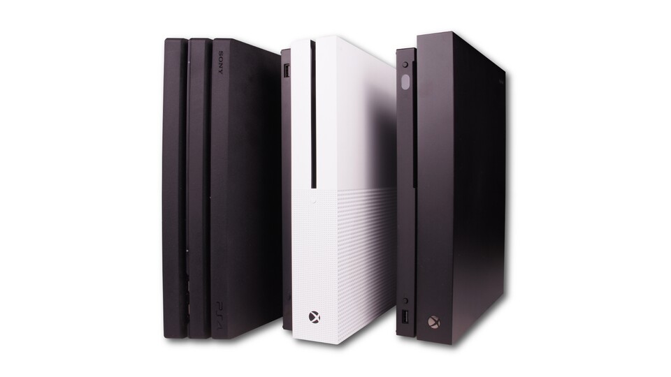 In Sachen Größe halten sich die Unterschiede zwischen der PlayStation 4 Pro (links), der Xbox One S (Mitte) und der Xbox One X (rechts) in Grenzen.