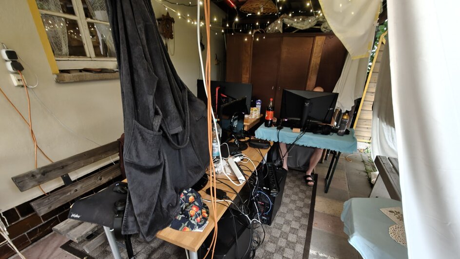 Teaserbild für Seit 25 Jahren veranstalten 4 Freunde jährlich eine mehrtägige Outdoor-LAN-Party und selbst ein fettes Gewitter kann sie nicht aufhalten [Best of GameStar]