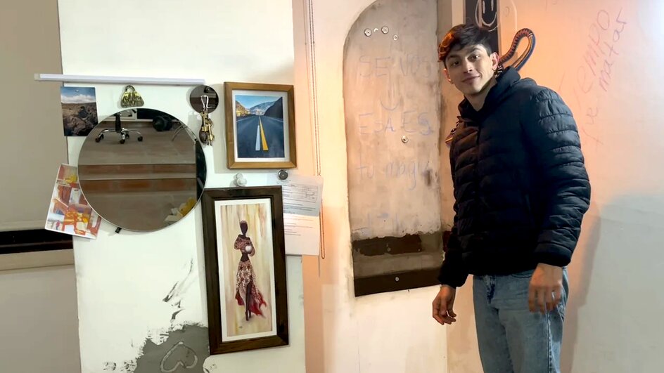 Teaserbild für Schluss mit Bohren: Ein 29-jähriger Student hat eine geniale Technologie entwickelt, mit der man Gegenstände ohne Löcher und Nägel an die Wand hängen kann