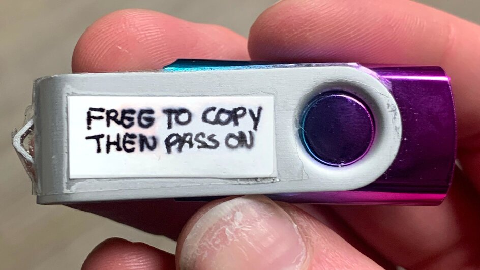 Teaserbild für Ein Mann findet einen USB-Stick mit der Aufschrift »Frei zum Kopieren, dann weitergeben« im Zug – und er sieht tatsächlich nach, was darauf ist [Best of GameStar]