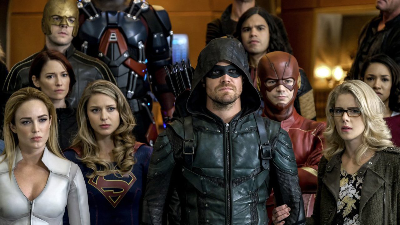 Supergirl, Flash, Arrow + Co - Crossover-Trailer: DC-Superhelden legen sich mit Nazis an