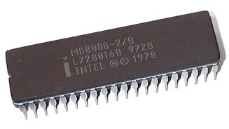Intel 8086 (1978)Der 8086 war nicht sofort ein durchschlagender Erfolg, denn er benötigte externe Chips für Gleitkomma-Berechnungen oder als Interrupt-Controller. Doch im Inneren arbeitete die erste Version dessen, was heute als x86-Architektur bezeichnet wird. Das Bild zeigt den 8088, eine leicht abgespeckte Version des 8086 mit einem externen 8-Bit-Datenbus.