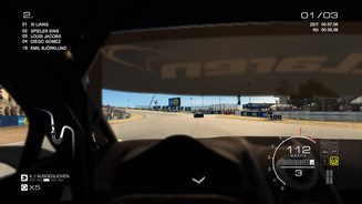 GRID: AutosportSchön, dass die Cockpitperspektive wieder im Spiel ist. Doof, dass man die Armaturen wegen des Unschärfefilters nicht erkennen kann.