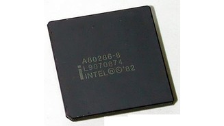 Intel 80286 (1982)1982 erschien der 80286-Prozessor, der virtuellen Speicher und bis zu 16 MByte Arbeitsspeicher (statt 1 MByte beim 8086) verwalten konnte. Der CPU-Takt stieg auf bis zu 25 MHz an und die Leistung pro Takt war im Vergleich zum 8086 doppelt so hoch. Der Prozessor war das Herzstück der IBM XT-Serie und sorgte für den Durchbruch des Desktop-PCs.