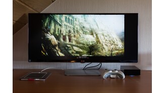 Sollte keine 21:9-Auflösung unterstützt werden, wird das Spiel mit schwarzen Balken am Rand dargestellt…