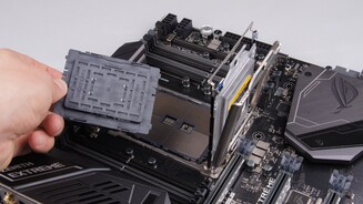 Entfernen Sie im nächsten Schritt die Schutzabdeckung über dem eigentlichen CPU-Sockel, die auf den X399-Mainboards in der Regel angebracht ist.