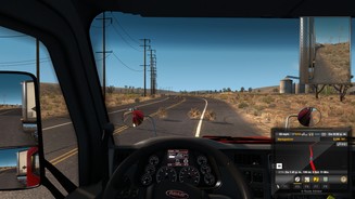 American Truck Simulator Liebe zum Detail: In kargeren Gebieten kreuzen immer wieder rollende Büsche die Straße, sogenannte Tumbleweeds oder Steppenläufer.