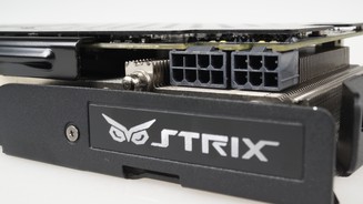 Strom bezieht die Asus Geforce GTX 980 Strix DC2OC über einen eine 8-Pol- und einen 6-Pol-Stecker. Das Strix-Logo darunter besteht aus Aluminum und ist dementsprechend nicht beleuchtet.