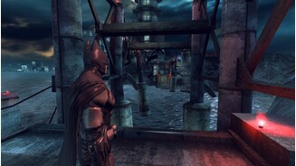 Batman: Arkham Origins BlackgateLautlos erledigt der dunkle Ritter den ersten Gegner aus der Luft. Mit dem Rest muss er sich wohl oder übel im Faustkampf anlegen.