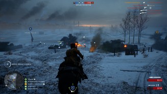 Battlefield 1: In the Name of the TsarDie Husaren-Kavallerie ist ein Plänkler, der gezielt einzelne Gegner ausschaltet. Wir stürmen zur Hilfe unserer Teammitglieder, die von einem Flammenwerfer-Soldaten attackiert werden.