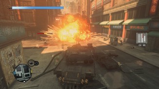 Prototype 2Im Panzer rollt man nicht nur lässig über kleinere Mutanten hinweg, sondern ballert auch große Biester leicht über den Haufen. [360]