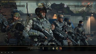 Call of Duty: Black Ops 4Vor Rundenstart sehen wir nochmal Equip und Specialist des ganzen Teams und können nochmal Anpassungen vornehmen. Beispielsweise, wenn wir entdecken, dass wir zu viele Sniper dabeihaben.