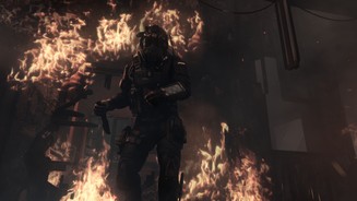 Call of Duty: Ghosts - PC-ScreenshotsQuicktime-Events gibt es auch in der Ghosts-Kampagne. Diesen Soldaten müssen wir gleich davon abhalten, ein Messer in unserem Troso zu versenken.