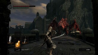 Dark Souls stellt euch nicht nur vor etliche Gefahren, sondern steckt auch voller Geheimnisse: Schießt ihr diesem Drachen den Schweif ab, bekommt ihr ein Schwert.