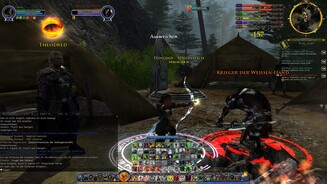 Der Herr der Ringe Online: Der Aufstieg IsengartsIn einem Lager treffen wir den Rohirrim-Anführer Théodred von Rohan. Kenner der Vorlage wissen, dass er bald im Kampf gegen die Orks fallen wird. Aber nicht heute. Dank uns.