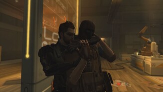 Deus Ex: Human Revolution - Directors Cut (Wii U)Auch im Nahkampf ist Adam eine Wucht. Wir entscheiden dabei, ob wir die Gegner ausschalten oder nur schlafen legen.