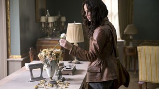 Die Tribute von Panem: Mockingjay - Teil 1Der Besuch in ihrem Distrikt macht Katniss (Jennifer Lawrence) die Ausmaße der Verwüstung bewusst.