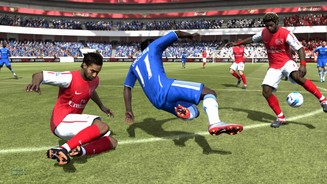 FIFA 12Die neue Zweikampfphysik in Aktion. Je nachdem, wie und wo die Spieler aufeinanderprallen, gibt es einen anderen Abflug.