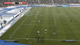 FIFA 14Die Matches finden nicht nur bei strahlendem Sonnenschein, sondern auch bei Regen oder Schneefall statt. Das hat jeweils auch Einfluss auf die Ballphysik.