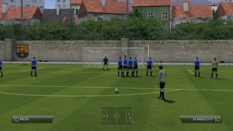 FIFA 14Im Trainingsmodus können wir Spielsituationen oder Standards wie Freistöße üben.