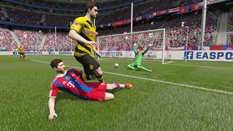 Fifa 15Verbesserte Körper- und Ballphysik: Bayerns Lewandowski spitzelt den Ball an Abwehrspieler und Keeper vorbei ins Tor.