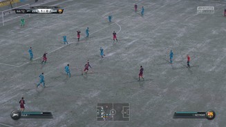 FIFA 16Bei dichtem Schneetreiben in St. Petersburg verschanzt sich Zenit vor dem eigenen Strafraum. Eine schwere Aufgabe für Barcelona, die nur mit Geduld zu lösen ist.