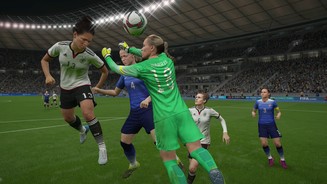 FIFA 16Der Frauenfußball wurde realistisch umgesetzt: Das Spiel wirkt geschmeidiger, dafür gibt es häufiger Fehler – zum Beispiel Torhüterinnen, die bei Flanken daneben fausten.