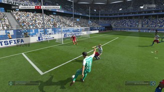 FIFA 16Aus der »Pro«-Perspektive, einer Art Verfolgerkamera, ist das Spielgeschehen sehr dynamisch – selbst wenn man mit einem Altstar wie Claudio Pizarro über den Platz stiefelt.