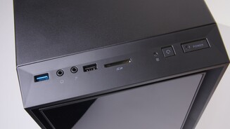 Das Frontpanel verfügt nur ein USB 3.0-Anschluss, dafür ist aber immerhin auch ein Slot zum Lesen von SD-Karten darin untergebracht.