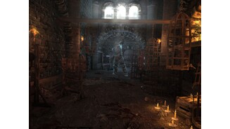 Hellraid: The EscapeBrennende Kerzen am Boden, tote Gefangene wohin das Auge blickt: Auf das tödliche Techtelmechtel mit dem Mann mit der Axt freuen wir uns zu Spielbeginn nur wenig.