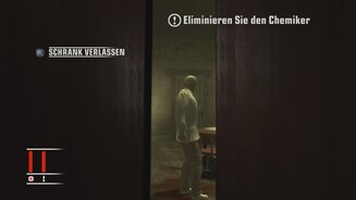 Hitman HD Trilogy - Hitman: Blood MoneyAus dem Schrank heraus schleichen wir uns ungesehen an unsere Zielperson heran.