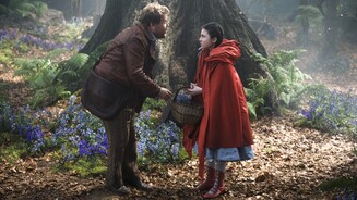 Into the WoodsVermischung der Handlungsstränge: Verfluchter Bäcker (James Corden) trifft auf Rotkäppchen (Lilla Crawford)